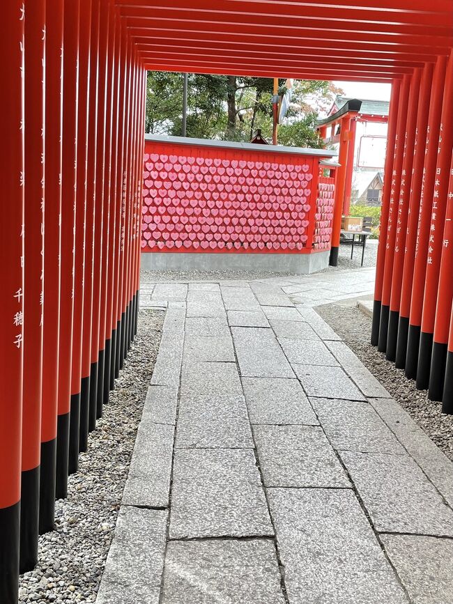 全国旅行支援割が始まったので犬山に宿泊しました。私の実家は各務原市で、橋を超えたらすぐ犬山です。実家から犬山城が見える場所にあり、しょっちゅう犬山には行っていたので、近すぎて宿泊する候補には入っていませんでした。今回、娘が新しいホテルができて、大浴場もあるし、朝ごはんもオシャレみたいだから行ってみようと言うので宿泊することになりました。犬山駅のすぐ前にあり便利だし、部屋もきれいでなかなか良かったです。部屋から駅のホームや電車が見えるので、電車好きなお子様は喜ぶと思います。翌日はせっかく犬山に来たので、城下町と三光稲荷神社を観光しました。三光稲荷神社には初めて参拝しましたが、ハートの絵馬がある可愛らしい神社でした。銭洗いをしたり、御朱印を頂いたりしました。