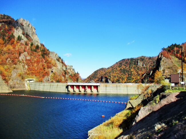 10月20日(木)<br />2日目の宿泊先は朝里川温泉。<br />午前中は豊平峡ダムで紅葉を楽しみ、豊平峡から朝里川温泉まで移動の途中に、さっぽろ湖と朝里川ダム観光をする計画。<br /><br />9:16『定山渓万世閣ホテルミリオーネ』を出発。<br />カーナビ通りに進めばホントすぐなのに、前方の車につられて左折せず、かなりの距離を直進してからUターン。<br />豊平峡ダム駐車場から電気バスで豊平峡ダムへ。<br /><br /><br />