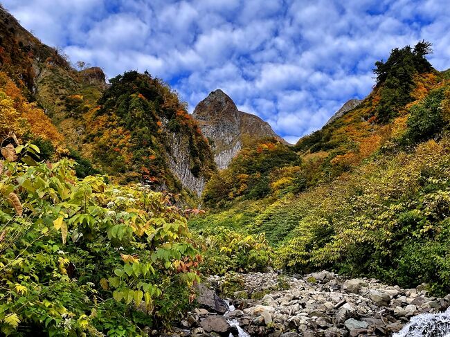 2022年10月15日（土）、紅葉の見事さで有名な雨飾山、荒菅沢からの「布団菱」の眺望を求めて早朝から出かけた。