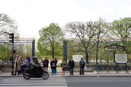 2度目のパリ（出張のついでに31-33）木曜日、仕事の前の街歩き。メトロ "Tuileries" 駅辺りの通勤風景！