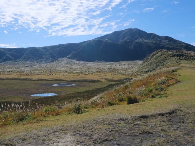 長崎から陸路熊本へ向かいます。本来であれば、雲仙を見ながら島原港からのフェリーで熊本に移動するはずだったのですが、フェリー嫌の妻の要望により高速道路で一旦福岡方面に北上します。以前、札幌から秋田に向かう際にもフェリーには乗らず、次女とJRで移動し、私と車だけフェリーを利用したので、想定内です。しかし、妻は、車中から標識を見て、どうして佐賀に戻るのかと言ったのですが、だから陸路だと遠回りしなければならないということを再度説明しました。ただ、今日から4日間は、NEXCO西日本の「ぎゅぎゅっと九州まんきつドライブパス2022」を利用したので、高速料金はお安くなっているはずです。 熊本市経由で阿蘇山に入ります。観光客の入込は多そうですが、春の噴火のため、第一火口は立入禁止となっています。<br /><br /><br /><br />