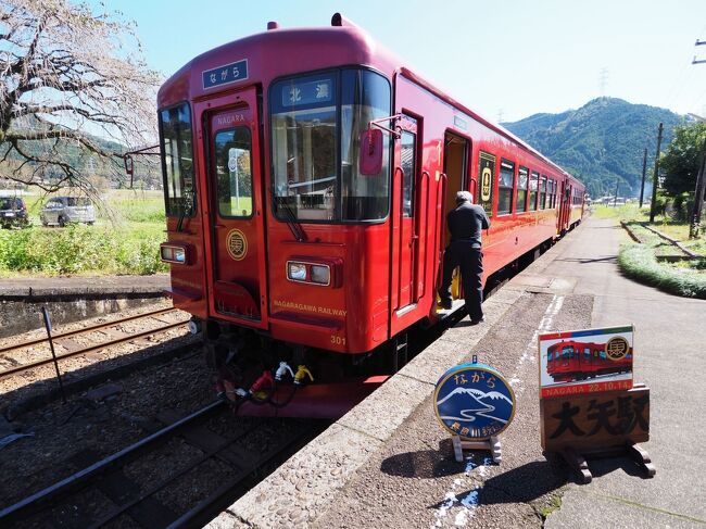 10月中旬、この秋2回目の旅です。<br />今回も乗り物に、食いしん坊に、ホテルに、風光明媚な場所に・・・と楽しんじゃいます。<br />旅立ち前に急に始まった全国旅行支援も活用させてもらいましたよ。<br /><br />（その２）<br />美濃太田駅からは長良川鉄道のグルメ観光列車「ながら」で郡上八幡までの旅です。<br />清流長良川を眺めながらイタリアンのおいしいお料理を頂く1時間半の列車旅。別名「清流レストラン」とも。<br />ホテルの送迎車で水の都・郡上八幡の見どころを教えてもらいながら、このあとの町歩きをあれこれと考える楽しいひと時も。<br /><br />旅行日：2022年10月13日～10月16日<br />投稿日：2022年11月1日