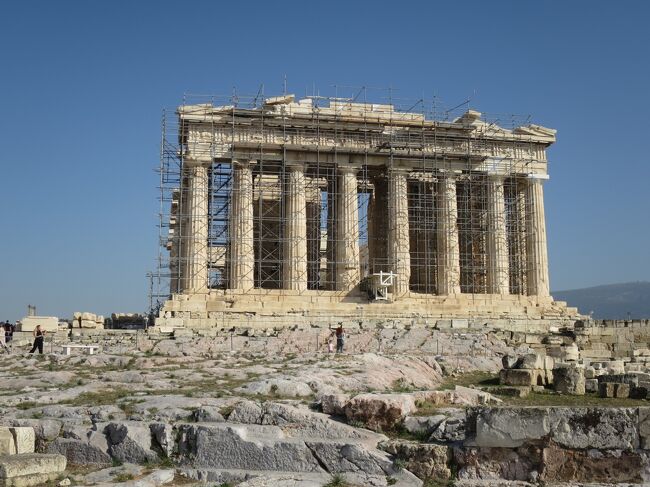 ギリシャ、アテネと言えば世界史の教科書に載っているイメージが強すぎて、実際に自分の目で見ることができるとは夢にも思っていませんでした。10月26日は世界遺産の「顔」のひとつアクロポリスを中心として、ギリシャが誇る遺跡を巡ってきました。<br /><br />【今回の行程】<br />○10/21（金）：パリ→（飛行機）ドブロブニク<br />○10/22（土）：ドブロブニク滞在（旧市街観光）<br />○10/23（日）：ドブロブニク滞在（ロクルム島）<br />○10/24（月）：ドブロブニク滞在（スレブレノ）<br />○10/25（火）：ドブロブニク滞在、ドブロブニク→（飛行機）アテネ<br />●10/26（水）：アテネ観光<br />○10/27（木）：アテネ観光<br />○10/28（金）：アテネ→（飛行機）イラクリオン<br />○10/29（土）：イラクリオン観光<br />○10/30（日）：イラクリオン観光<br />○10/31（月）：イラクリオン→（飛行機）パリ<br /><br />【10月26日】<br />総移動距離13.6km（徒歩5.3km、地下鉄8.3km）<br />総歩数18987歩