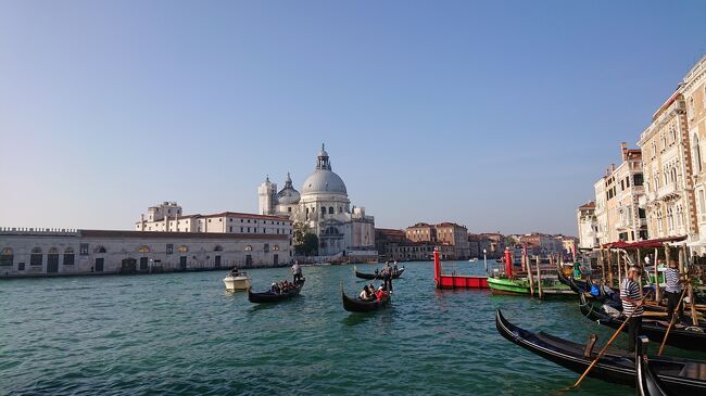 イタリアの人気都市ベネチア。人気の観光地というのは人気になるだけの理由が必ずあり、水と街が融合した美しい景色が各地で広がっていました。<br />街中には水路があるので向こう岸に行くためには橋を渡らなければいけないのは当然。そのおかげでまるで迷路のような街歩きが楽しめました。