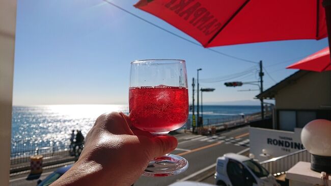 鎌倉の稲村ヶ崎で海を眺めながらイタリアンランチ。稲村ヶ崎~江ノ島を散策。<br /><br />この日のスケジュールは次のとおりです。<br />10月31日(月)稲村ヶ崎~江ノ島<br />12:25 鎌倉駅 江ノ電を出発<br />12:35 稲村ヶ崎駅に到着<br />12:40~14:40 昼食お店『鎌倉イタリアン TAVERNA RONDINO』<br /> 12:55 ドリンク<br /> 12:55 サラダ<br /> 13:15 パスタ<br /> 13:45 メイン料理<br /> 14:20 食後のドリンク<br /> <br />14:45~15:00 海浜公園<br />15:20 稲村ヶ崎駅<br />鎌倉高校前、腰越駅の景色<br /><br />15:35 江ノ島駅<br />15:45 江ノ島大橋<br />16:05~16:15 釜の口、大堤防<br />16:25~16:50 カフェ休憩(17:00に閉店)<br />17:15~17:20 江ノ島駅 モノレール<br />17:35 大船駅に到着<br />