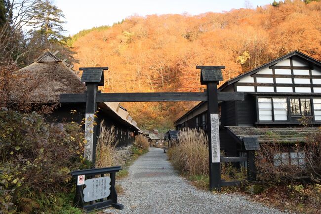 11月上旬、3泊4日の旅程で秋田へ訪れました、初日(11/2)は乳頭温泉郷・鶴の湯温泉泊、ご存じの通り鶴の湯温泉は、予約云々の前にTELが繋がりません(人気のバロメータ)、何度かトライし、話が出来たので「一人泊、トイレ付」の最短予約可能日を確認、幸い「囲炉裏付きの本陣(トイレ付)」が予約できました。インターネットからの場合、トイレ付の部屋は二人以上の予約となり、一人利用の予約は不可です。<br /><br />初めてキャンペーンの類(全国旅行支援)を活用し、お得感を享受しました。<br /><br />2022年11月6日 Ver.00<br />表紙写真:日帰り入浴の方々も帰り、おちついた乳頭温泉郷・鶴の湯温泉
