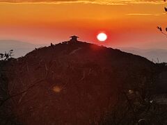 紅葉始めの御在所は、大混雑　～　代償に、山頂からの夕日とロープウェイからの夜景を楽しむ