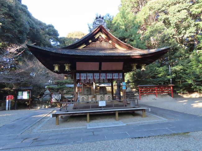 2021年11月29日(月)2時半過ぎ、城陽五里五里の丘から水度(みと)神社へ向かう。直線距離ではさほど離れていないが、大回りの道しかないし、登り道になるので結構大変。城陽高校の横(下の写真1)を抜けてようやく到着。30分以上掛かった。<br /><br />ちなみに城陽高校は城陽市の市制開始と同じ1972年に開校した府立高校。当初は普通科と商業科の併置校だったが、現在は普通科のみ。サッカー部は高校選手権に3回出場し、1勝している。<br /><br />2004年公開の映画「1リットルの涙」で主役を演じた大西麻恵(1983年生まれ)は卒業生とのことだが、私は知らないわ・・・ ちなみに映画の翌年に連ドラ化され、こちらは沢尻エリカがその役を演じ、結構ヒットしたので、見てないけど知ってる。<br /><br />さて、水度神社だが、社伝によると鴻ノ巣山から峰続きにあたる大神宮山(水度芝山)から平安時代の1268年に現在地に遷座したとあり、奈良時代に編纂された山城国風土記に「久世の郡水渡の社(祗社)」の記述もあり、奈良時代から存在したものと考えられる。<br /><br />式内小社で旧社格は府社、旧寺田村の産土神だった。ご祭神は、天照皇大御神(あまてらすすめおおみかみ)、別天津神・造化三神のうちの一柱の高御産靈神(たかみむすびのかみ)、神武天皇の父方の祖母の少童豐玉姫命(わだつみとよたまひめのみこと)。<br /><br />地名にもなっている水度と云う名前は木津川の水運や治水に携わっていた一族の水主(みずし)氏あるいは三富部(みとべ)氏が奉斎したしたことからと云われている。水度とは水処の意で、麓の田畑を潤す水の源たる山に鎮座する神として、或いは西方を流れる木津川の流水の安寧を守護する神として祀られたものと考えらえる。<br /><br />後日通ったのだが、JR城陽駅から南へ約200m、旧24号線(現在は府道69号線)沿いの城陽市役所の交差点から1本東の旧大和街道との交差点北東に一の鳥居がある。ここから東へ約650m、表参道が続く。かつてこの参道にはお茶屋が軒を連ね、参拝客で賑わっていた。神社へ向かって緩い上り坂道の松の古木の並木道で、神社の周りのアカマツを交えたシイ林と共に京都の自然200選に選ばれている。<br /><br />城陽高校の横から北に歩いてくるとこの参道の二の鳥居の手前に出る。1970年に建てられたもの。水度神社は鴻ノ巣(こうのす)山が西に突き出した麓に位置しており、二の鳥居がその入口になる。鴻ノ巣山は海抜117m、小松の生い茂る山で、鴻の鳥が巣を作ると豊年になると云われたことから名付けられた。<br /><br />二の鳥居を抜けるとすぐ左手に桟瓦葺、入母屋造りで、内部に格天井が張られた手水舎。うっそうと茂る木々に覆われた参道(下の写真2)を100m余り進んで行き、天保十一庚子年(1840年)と残る石段を上がると舞殿。<br /><br />入母屋(妻入)の檜皮葺で、軒先に反りがつき、優美な趣。柱間は壁がなく、吹き放ち。柱は角柱で、柱上は舟肘木。軒裏は二軒まばら垂木。破風板は飾り金具が付いている。金具の紋は下り藤。春日大社の紋。破風板の拝みには鰭付きの蕪懸魚。入母屋破風には木連格子が張られている。建築年代は不明。<br /><br />舞殿の北側に中門と透塀に囲まれて本殿が建っている。中門は、妻入唐門で檜皮葺。柱は几帳面取り角柱。柱と柱を直接つなぐ梁はない。柱上は出三斗。妻虹梁に掲げられた扁額は「水度神社」。扁額の裏は板蟇股。破風板の拝みには兎毛通。飾り金具には下り藤の紋がある。門扉は唐破風の屋根の中ほどに立て付けられており、その上に貫と台輪が通り、両端は禅宗様木鼻。台輪と妻虹梁の間にも蟇股が置かれている。建築年代は不明。<br /><br />奥の本殿は正面一間、側面二間の一間社流造。屋根は檜皮葺で正面に大きな千鳥破風を付して外観に変化をもたせている。向拝の正面中央には。透かし彫りの唐草と笹竜胆をあしらった蟇股がつけられ、簡素にして優美な建物となっている。棟札によれば室町時代の1448年建立で、城陽市内で最も古い建造物。国の重要文化財。<br /><br />本殿の左手前には絵馬殿。休憩所を兼ねている。この神社には京都府登録文化財の「おかげ踊り図絵馬」が残っているが、ここには掛けられてない。しかし、天保年間の絵馬や算額など古いものが掲げられている。<br /><br />「おかげ踊り図絵馬」は江戸末期の1830年に寺田村北東町の人々が奉納したもので、おかげ踊りに参加する村人たちの姿が生き生きと描かれている。おかげ踊りは江戸時代に全国で流行した伊勢神宮への集団参拝「おかげ参り」の後によく見られたもので、城陽でも昭和の初め頃まで行事ごとに踊られていた。現在でも、地元の保存会により復活・伝承され、この神社に踊りを奉納している。<br /><br />この他、城陽市指定文化財の湯立て神事に使われていた1425年製造の鉄湯釜もあるが、どこにあるかは不明。同じく城陽市指定文化財の鎌倉時代前期にさかのぼる大般若経601巻、経箱7箱も残っていたが、こちらは城陽市歴史民俗資料館に寄託されている。<br /><br />境内には小宮十社と呼ばれる10の末社がある。本殿の左手奥に松尾神社、舞殿の西側に春日神社、そして東側に天満宮社、太神宮社、八幡神社。参道を少し下りた北側に嚴島神社、加茂神社、日吉神社の三社。参道途中の踊り場の北側に、赤い鳥居が立ち並ぶ稲荷大明神。周りには水戸丸大明神と水戸永大明神の塚、さらに小祠もある。そして、手水舎の右側から北に延びる参道の奥に龍王神社。<br /><br />また、舞殿東側右手に神明鳥居があり、その奥に天地神祇遥拝所。天地神祇とは八百万の神さまと云う意味で、あらゆる神々に向けての祭祀を行ったのか、あるいは方角から推して遷座前の大神宮山への遥拝所だったのか？この遥拝所の裏には鷹ノ巣山への登山道がある(下の写真3)。舞殿の南側には新しい社務所(下の写真4)と古い社務所(下の写真5)が並ぶ。<br />https://www.facebook.com/media/set/?set=a.8474573059279310&amp;type=1&amp;l=223fe1adec<br /><br />帰り、表参道を少し一の鳥居に向かったところを左手に入ったところにある三忠で、とうふドーナツと豆腐を買って帰る。嵯峨豆腐と看板に出てるがチラシによると十勝産と長野産の大豆と沖縄産のにがりを使用している十勝豆腐となっている。なかなか美味しかった。小倉駅前にも店舗があるそうだ。<br />https://www.facebook.com/media/set/?set=a.8474585295944753&amp;type=1&amp;l=223fe1adec<br /><br /><br />以上