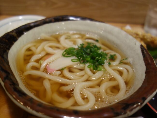 粉浜商店街で地元の味をあじわいました。大阪ですので、おうどんせす。