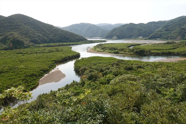 【全国旅行支援】対象のク社のツアーに参加して2022年10月24日(月)~10月26日(水)に奄美大島を観光してきました。<br />(1)羽田空港から奄美空港に向かいます<br />(2)奄美空港~あやまる岬~浜千鳥館~名瀬<br />(3)名瀬黒潮の森・マングローブパーク、せとうち海の駅<br />(4)アランガチの滝、赤土山展望台、国直海岸<br />(5)名瀬大浜海浜公園、海洋展示館、大島紬村<br />(6)奄美パークを観光後、奄美空港から羽田空港に戻ります<br />ツアー名称:『往復直行便利用 世界自然遺産の島 いも~れ奄美大島3日間』<br />全国旅行支援に加えて鹿児島県独自支援により1人1泊あたり11,000円の割引と地域限定クーポン4,000円がありました。<br />ツアー参加者は38名+添乗員(Sさん)です。