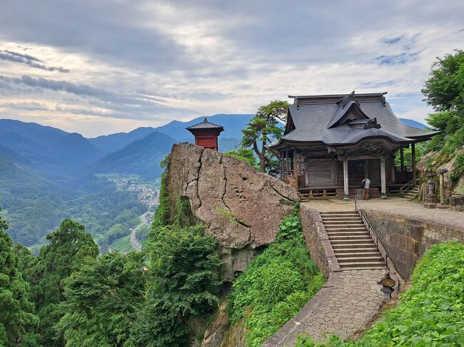 2022年 8月10日～8月17日の8日間のお盆休みで東北6県＆北海道(函館) 東京に戻って 神奈川(小田原) 静岡(三島)を旅しました。この旅行記は47都道府県制覇を目指す東北６県周遊旅の2日目、山寺こと宝珠山立石寺を訪れた記録をまとめたものになります。<br /><br />　朝6時に起床しホテルで朝食を取り、7時頃発のJR仙山線の電車に乗ること1時間、宮城県と山形県に跨る険しい山々を電車で進み山寺に到着しました。松尾芭蕉や奥の細道それに「閑かさや 岩にしみ入る 蝉の声」で有名な山寺に行ける事を楽しみに人の少ない早朝から山形県入りしました。<br />　根本中堂と山寺日枝神社を参拝し、山寺登山を開始しますが1000段以上からなる石段を登るのに夏の暑さもあり、とても息が切れる思いをしますが仁王門を抜け階段を登り、納経堂・開山堂が見えた時、一生懸命登ってきて良かったと思える程、山々が連なる素晴らしい雄大な景色を堪能出来ました。五大堂からの見える断崖絶壁にある山寺特有のお堂風景や山々の自然風景も良きものでした。また山頂部にある奥之院まで登り、山々と寺院を楽しみながら最後まで登って良かったと改めて感じました。奥之院から来た道を辿って下山し、麓のお土産屋で山寺のマグネットを購入しました。そして山寺駅まで戻り、山形市内へ向かう電車に乗り込み山寺登山旅が終わりました。