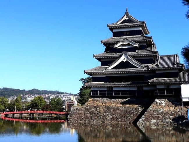 久しぶりに小布施で朱雀を頂きたいなぁ~~と、思った2022年、春。<br />まだ、コロナ禍なので、比較的予約が取りやすいのではないか?なんて淡い期待を込めて、日々、桝一客殿のHPをチェック!!<br />それほど朱雀情報に詳しく無いので、いつから朱雀付きの宿泊プランが販売されるのか、よく知らなかったので、とりあえず4月になって確認したところ、既に販売が開始されているじゃ無い。<br />マジか~っ!!<br />半年前から予約が取れるのね。<br />気が付いた時点で、既に半分くらいの期間が過ぎていたので、残りの2週間ほどで何とか週末絡みの予約を取りたいと。<br />なんとなく様子を見ていると、朝7時からその半年後の予約が開始されるのかな?<br />いや、時間はあまり自信がないけれど、とにかく朝早くに予約をしないと無理っぽいから…。<br />この週末!!!と決めた日の半年前に、起きたらまずHPをチェックして。<br />会社に行く前になんとか予約に漕ぎ着けることが出来ましたー。<br />でも、既に1部屋しか空きがなく…。<br />皆さん、本当に凄いわ。<br />結局、1番高いお部屋しか空いていなかったけれど、広いお部屋でゆっくり過ごせたので、それはそれで良かったのかもしれないなぁー<br />3度目の宿泊の枡一客殿だったけれど、相変わらずの空気感…。<br />この雰囲気は唯一無二だなぁって3度目でも感じたな。<br />タイプの違う3つのお部屋に泊まったけれど、それぞれ趣が違って、それもまた楽しいナ。<br />今度は、朱雀の頃では無い、、、、普通の時期に、静かな小布施を楽しむのも良いかも!と、そんな風にも感じました♪<br /><br />と、そんな小布施に行く前に、松本で前泊をして。<br />旦那様が大好きな山賊焼きを食べようと、からあげセンターへ♪<br />そして、松本といえば、国宝の松本城だよねー。素晴らしい晴天に恵まれて、松本城の勇姿を楽しむことが出来ました~。<br /><br />秋の松本&小布施旅。<br />盛りだくさんで楽しんだので、たくさん写真を撮ってしまって…。<br />3編に分けてご紹介します♪<br /><br /><br />リッチモンドホテル松本 https://richmondhotel.jp/matsumoto/<br />松本からあげセンター https://karacen.com/<br />神道祭 https://www.go.tvm.ne.jp/~yohasira/yosintousai.html<br />松本城 https://www.matsumoto-castle.jp/<br />開運堂 https://www.kaiundo.co.jp/<br />枡一客殿 https://www.kyakuden.jp/