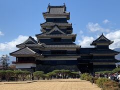 家族で行く紅葉の松本城と安曇野