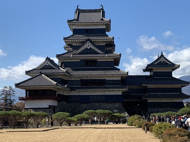 長野へ、紅葉を愛でるため家族で1泊旅行です。<br />7:30 出発<br />11:00 松本城<br />14:30 大王わさび農場<br />16:00 スイス村<br />18:00 長野のホテルチェックイン<br />19:00 食事