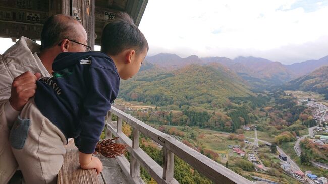もうすぐ孫は４歳。かわいい盛りだと思うが、なかなか会えない。そこで、こっちから旅行に誘い、孫とのほんのひと時を楽しもうと、計画を練る。全国旅行支援を利用して、ラッキーにも、お得感を味わえました。<br />今年の冬に山寺を訪れましたが、大雪で、断念したので、リベンジで紅葉の時期にもう一度、挑戦しようと計画中の時に、娘家族も便乗したいというので、一緒に行くことになりました。まだその時は、全国旅行支援は、発表されていなかったので、今回は、幸運でした。7か月ぶりの孫の成長に、感慨ひとしおでした(笑)。<br /><br />山寺の紅葉は、とても、美しく、寒くもなく、暑くもなく、最高の行楽日和になりました。孫は、一度もぐずらず、最初から最後まで、一人で歩きました。<br />妊婦の娘も、へこたれず、良い運動になった！と、ご満悦でした。