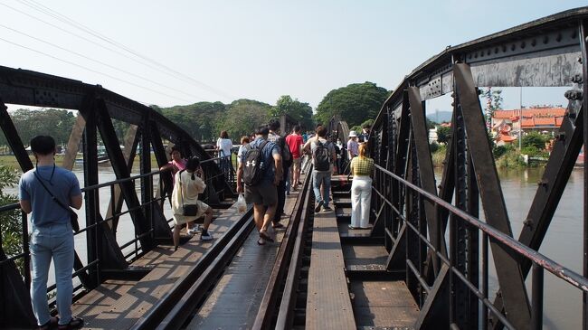 タイ国鉄が毎週末にだしているカンチャナブリ・ナムトックへの日帰り観光列車に乗車してきました。この列車は事前にタイ国鉄のWEBや窓口で乗車券を購入する必要のある全車指定席の観光列車。　基本的にはディーゼル車での運行ですが稀に客車での運用になることがあります。<br /><br />観光列車の乗車券：<br />3等エアコンなし120バーツ、2等エアコンあり240バーツ(往復一人あたりの料金)<br /><br />列車のスケジュール<br />6：30　フアランポーン駅出発<br />7：45-8：30頃　ナコンパトムで一時観光停車<br />9：35-10：00頃　クウェ川鉄橋で一時観光停車<br />10：55頃、タムカセ橋を通過(停車無し)<br />11：30-14：25頃、ナムトック・サイヨークにて自由行動<br />15：50-16：50頃、カンチャナブリ駅にて自由行動<br />19：25　フアランポーン駅着<br />なお途中のバンスー、バンバムル、サラヤ、ナコンパトムでも乗降可能です<br /><br />　<br />感想：<br />かなりおすすめの日程です。<br />タムカセ橋では降りることが出来ませんが窓から通過する風景がみれて非常に楽しい。<br />最前部や最後部からはドアを開放して見ることも出来ました。<br />終点のナムトック・サイヨークでは大きな滝があり、そこで3時間程の自由行動があり、<br />ご家族連れは川遊びをして楽しまれます。<br /><br />カンチャナブリに安く行きたい、クウェ川鉄橋とタムカセ橋を見れれば良いかな、<br />程度であれば、こちらのツアーで充分だと思います。<br />クウェ川鉄橋の自由時間(20分程)の間に日本人慰霊塔に行くことも出来ますよ。<br /><br />是非タイ国鉄のツアーにご参加して下さい。<br /><br />Youtube動画でも視聴可能です。是非見てね<br />https://youtu.be/SiW4s86694g