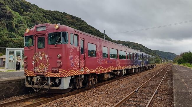 今回の旅行目的は、桑田佳祐のライブツアーを福岡PayPayドームで鑑賞することでした。<br /> 9/4に急遽発表された全国6都市でのライブツアーの情報を入手、11/12に福岡で開催されるライブに的を絞りました。<br /> ところが、チケットの一般枠発売日が、何と1週間前の11/5。 <br /> 最初に、ホテルを手配することにし、一人旅のときの定宿になったマースガーデンホテル博多を予約しました。後日、全国旅行支援割引が適用されました。<br /> ホテルを手配するときは、必ず「フォートラベル」で料金比較します。今回は近畿日本ツーリストが最安値でした。<br /> 次に、11/5発売の一般枠チケットです。<br /> 機材の関係により演出の一部が見えづらい場合があるスーパーボックスのバルコニー席に狙いを定めました。<br /> 見事に狙いは的中、チケットを確保できました。<br /> 最後は、交通機関です。ライブツアーのチケットを確保してから羽田~福岡の航空便を手配しようとしたのが大失敗、JALやANAの特割運賃は異常に高く、ダイナミックパッケージツアーで全国旅行支援割引プランであっても、ありえないツアー代金が提示されます。<br /> 航空機は諦めて、往復新幹線で行くことにしました。<br /> 単なる移動手段で博多まで新幹線に乗るだけでなく、何か観光列車に乗ることができないか検討しました。<br /> まず、新下関~東萩の「〇〇のはなし号」をライブツアー翌日の日曜日に乗ることにし、JR西日本のサイト「e5489」で海側の席の指定券が予約可能であることを確認しました。<br /> 次に、尾道~広島の「etSETOra号」をライブツアー前日の金曜日に乗ることにし、「e5489」で調べてみると満席です。<br /> ようやく乗車3日前になって山側の席に空席が出て、『e5489』で予約し、最寄り駅のみどりの窓口で今回乗る全ての指定券を購入することができました。<br /> そして、乗車当日の朝になって海側の席が『e5489』で予約できたので、尾道駅で購入済の指定券を席番変更しました。<br /><br />●日程<br />2022.11.11(金)<br />・JR ひかり631号 小田原(6:56)~新大阪(9:24)<br />・JR さくら551号 新大阪(10:06)~福山(11:07)<br />・JR 山陽本線普通 福山(11:14)~尾道(11:33)<br />・尾道ラーメン「丸ぼし」(昼食)<br />・JR etSETOra号 尾道(14:38)~広島(17:22)<br />・広島お好み焼「いっちゃん本店」(夕食)<br />・ホテルマイステイズ広島平和公園前(泊)<br />2022.11.12(土)<br />・JR さくら551号 広島(11:32)~博多(12:42)<br />・廣島驛辨當「山のおべんとう」(昼食)<br />・西鉄バス臨時バス 博多駅~PayPayド-ム<br />・桑田佳祐ライブツアー 福岡PayPayドーム <br />・マースガーデンホテル博多(泊)<br />2022.11.13(日)<br />・JR こだま844号 博多(9:00)~新下関(9:29)<br />・JR 〇〇のはなし号 新下関(9:59)~東萩(12:52)<br />・稚加榮博多駅いっぺん通り店 『明太子弁当』(昼食)<br />・JRバス スーパーはぎ号 東萩駅(13:05)~新山口駅(14:20)<br />・JR さくら558号 新山口(15:39)~新大阪(17:38)<br />・JR ひかり662号 新大阪(18:18)~小田原(20:38)