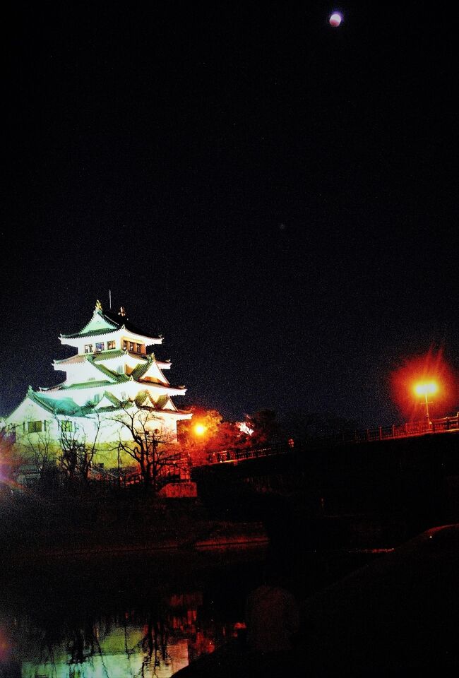 　本日（11月8日）は、日本のほぼ全域で皆既月食が見る事が出来ます。　幸いにも我が住む岐阜県は快晴なり。<br /><br />　小生は日が沈むのを待ち、墨俣一夜城（我が家より10Ｋm程北）へ出かける事にしました。 月食を見る・撮るならばお城と一緒が良かろうと・・・、単純な思いが我が発想である。<br />　　　　　　　　　　　　　 　    （写真・一夜城と半分程度欠けた月）