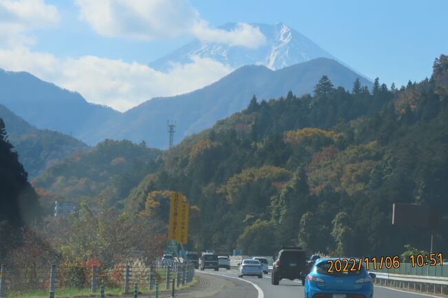 11月6日、午前8時45分頃に娘家族4人と当方二人の計六名でふじみ野を出発し、富士五湖方面に日帰りのドライブを楽しみました。　今年の5月連休にも秩父ドライブをしましたが、今回は富士山と紅葉を見るために行きました。　行きはスムースに進行し、　富士山は大月付近で見られましたが、その後は雲に覆われて見れませんでした。午前11時には紅葉が美しい河口湖に到着しました。<br /><br /><br />*写真は大月より見られた富士山