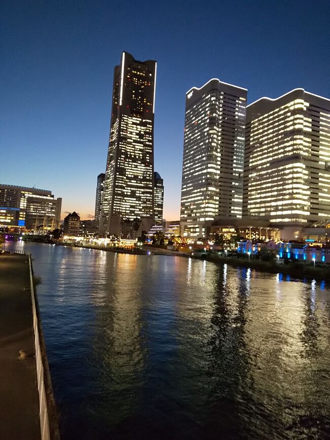 横浜みなとみらい　夕方散歩　夜景と月食