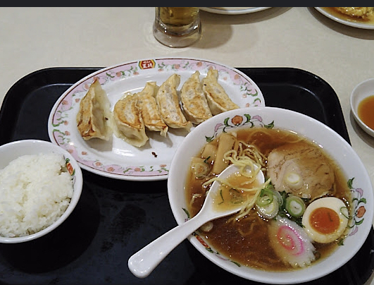 餃子の王将 アリオ札幌店<br />アリオは、北海道で珍しい大型施設のショッピングモール、レストランの数も豊富<br />週末は、家族連れで人気のレストラン餃子の王将<br />駐車場が最初の2時間無料<br />食事ついで買い物をして<br />駐車料金が安くなるので良い場所<br />アリオ札幌店オリジナルのセットメニューが種類も多くミニメニューも豊富　家族で色々頼んで見ましたボリュームも多くお腹いっぱいになります。<br />王将定番メニューも良い<br />リーズナブルに楽しむこともできます。<br />その場で、アプリを立ち上げ餃子一皿が無料になりました。<br />