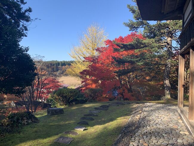 三浦家は、中世相模国（現・神奈川県）の豪族三浦一族の子孫である。<br /><br />約４，０００坪の敷地の中に、茅葺き民家では東北地方で最大級の平面積の主屋を中心に、表門、土蔵、文庫蔵、味噌蔵、米蔵、鎮守社、馬小屋と計８棟が建っている。主屋南側には、見下ろしの回遊式日本庭園が広がっていて、江戸時代末期の面影を偲ぶことができる。<br />(三浦館HPより)<br /><br />前回の見学会に申し込んで　当選通知が来たものの、郵便局からの配達が、見学会の終了後だったため、その話をした上で再度申し込んだのだ。<br /><br />↓前回<br />https://4travel.jp/travelogue/11780654