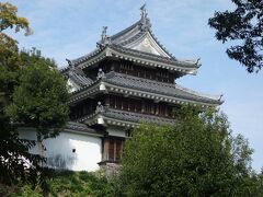 西尾城に登城する。松鶴園の茶菓を届ける。