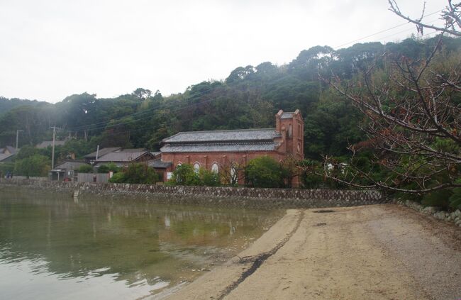 10月16日(日)、五島列島下五島の五島市福江島は曇り空。福江港より五島タクシーでの観光を開始しました。西端の大瀬崎の灯台は絶景で、神々しく、純文学が合う景色でした。レンガの「井持浦教会」、白い「水ノ浦教会」を巡りました。渓流沿いをちょいとアドベンチャー、滝の注ぐ「ドンドン渕」へ行きました。このタクシー観光は距離制で、堂崎で終了とし、23,460円でした。レンガの「堂崎天主堂」を見物しました。福江島でここだけ拝観料が必要で、1人300円でした。雨がパラつきましたが、教会と海の景色が綺麗でした。バスで福江港へ戻りました。福江島には世界遺産の「構成遺産」は無いようです。<br />夕飯は居酒屋の「石松」へ寄りました。キビナゴの刺身や天ぷら、五島牛のステーキ、芋焼酎などを頂きました。五島の宿は「ビジネスホテルさくら」で、快適でした。<br />10月17日(月)、福江港で高速船の待ち時間、NHKの「舞いあがれ!」を見ました。五島でのロケが有ったそうです。ヒロイン子役の浅田さんは上手な芝居ですね。港に次々と観光客が到着しており、ブームの始まりのようでした。<br />長崎市へ行き、「大浦天主堂」へお参りしました。拝観料1人1,000円でした。修学旅行生が多かった。国宝であり、世界遺産です。美しいです。「キリシタン博物館」で勉強しました。キリスト教は流血が多いですね。殉じた少年の言葉「永遠の命」、キーワードだと思いました。<br />新地中華街の「春夏秋冬」でおいしい中華料理を食べ、長崎電気軌道の電車を撮りました。