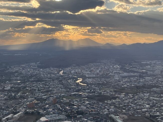 羽田→新千歳のANA特典航空券が１枚余ったので、北海道旅行を計画しました。<br />ネットでたまたまHOKKAIDO LOVE!６日間周遊パスを知り、これを使った北海道一周を思いつきました。９月のことです。<br />周遊パスは、12,000円でJR北海道内の在来線特急・快速・普通列車自由席とJRバスが連続する６日間乗り降り自由、指定席も４回まで利用できる超お得なきっぷです。ただし、JR北海道以外では購入できません。<br /><br />ところが、10月11日に「全国旅行支援」がスタートするとあっという間にHOKKAIDO LOVE!パスは売り切れ、本州に住む私は手も足も出ません。一時は旅行をキャンセルしようかと思いましたが、ヤフオクを検索したら13,570円で購入できました。＋1,570円は送料・手数料と考えれば納得です。<br />逆に、宿泊費割引とクーポン券が付いて、割安に旅することができました。<br /><br />今回のテーマは、<br />１）長距離乗車<br />２）車窓風景<br />です。観光は、乗り継ぎ時間を利用したおまけです。<br /><br />何度か練り直して策定した旅程は次のとおりです。<br />［旅程］<br />11月  5日（土）　横浜→羽田→千歳（泊）<br />11月  6日（日）　千歳→釧路→根室（泊）<br />11月  7日（月）　根室→釧路→網走（泊）<br />11月  8日（火）　網走→旭川→豊富（泊）<br />11月  9日（水）　豊富→留萌→札幌（泊）<br />11月10日（木）　札幌→室蘭→伊達紋別→北湯沢（泊）<br />11月11日（金）　北湯沢→伊達紋別→白老→千歳→羽田→横浜<br />稚内は７月に行っているので、その手前の豊富温泉まで。函館は近いうちに訪れる計画があるので、今回は室蘭・伊達紋別までにしました。<br /><br /><br />１１月５日（土）　晴れ<br />初日は移動日、業界用語でいう『前乗り』です。当初は、千歳駅でHOKKAIDO LOVE!パスを購入して翌日からのチケットを確保し、４回分の指定席を予約する予定でした。パスを使えないこの日の乗車区間は最短にして料金を節約、270円です。