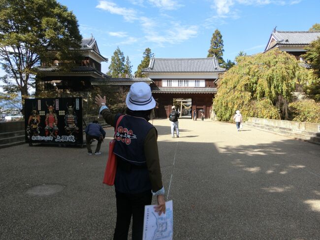 87歳の母を連れて、秋の上田～旧軽井沢へ。01　3人で秋の上田城をボランティアガイドさんの後についてプラプラ。。