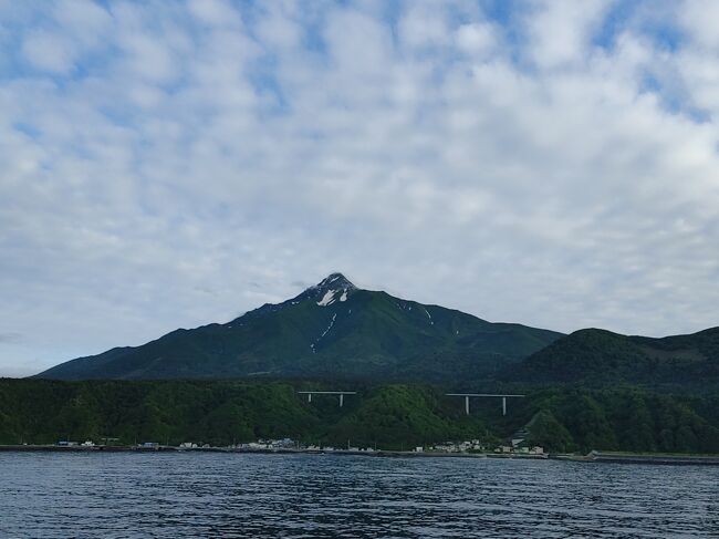 旦那さんの長年の夢だった、北海道マイカーの旅。<br />東北経由で北海道へフェリーで渡り、北海道の地図の右半分を1か月かけてゆっくり楽しむ計画。<br />主に民泊を拠点にし、乗馬・カヌー・セグウェイ・登山などを体験。<br /><br />２６日目は、稚内から再びフェリーで利尻島へ。<br />歩いて利尻富士町カルチャーセンターへ移動して見学。<br />バスで沓形まで移動し、昼食の後バスツアーに参加。<br />神居海岸パークでウニ剥き体験～利尻町立博物館～仙法志御崎公園～オタトマリ沼～鴛泊フェリーターミナルのコース。