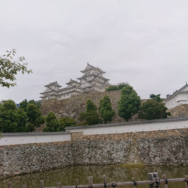 久しぶりの旅行で計画中からワクワク♪<br />心配していたお天気もまずまずで、とーってもいい旅行になりました(^-^)<br />三連休でもそこまで混んでいるわけではなく、ゆったりと観光できました。<br /><br /><br />□■□■□■□■<br />二日目は姫路城を見学し有馬温泉に泊まります。<br />午後から土砂降りで温泉街を散策することはできませんでしたが、真っ白な姫路城は美しかった!<br />三日目は少しだけ神戸港を眺め帰路に着きました。<br />行程も順調で充実したいい旅ができました(*´∀`)♪