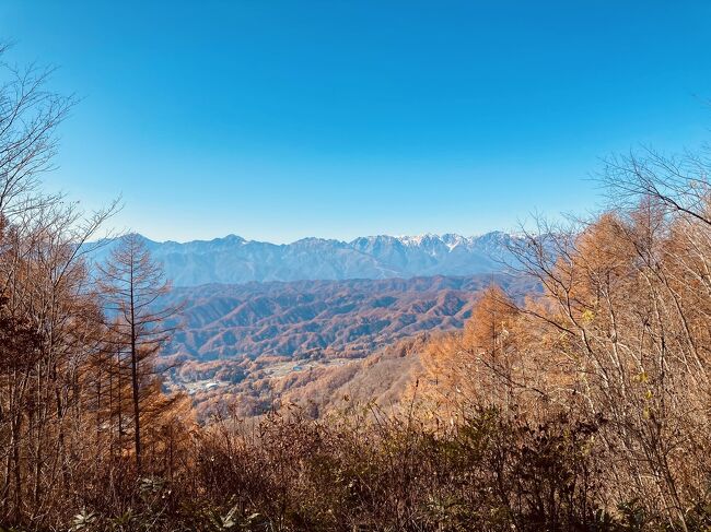 11月12日土曜日<br />この日の長野市の気温は20度予想。天気は晴れ。<br />こんな暖かい日も珍しい。<br />そこで今年最後の登山に行こうということになりました。<br />ただこの日は夜予定が入っていたので、近場で軽めの信州100名山の虫倉山に行くことにしました。<br />虫倉山は標高1387mと低山で実質標高差も400mほどと1時間強で登れる山ですが、周辺では一番高く山頂からの眺めはとても良く、そこそこ人気のある山とのことでした。<br />長野市内と白馬の中間あたりにある山でそのため北アルプスや浅間山、八ヶ岳まで望める360度の絶景が広がりました。<br />帰りはむしくら温泉やきもち家に寄って帰ってきました。<br /><br /><br />