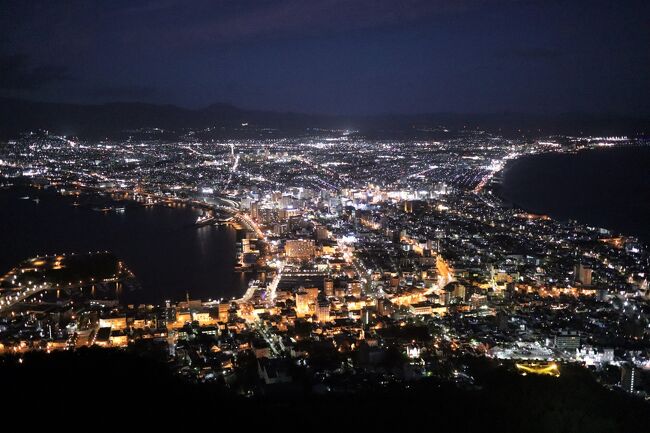 函館駅に隣接するハコビバという複合施設をぷらぷらし、夕暮れ時に函館山夜景を観に行きました。