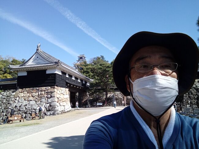 高知に戻って高知城を訪れました。３日前に高知に入ったときは一緒に行動してた人が足の故障で観光どころじゃなかったけど、再訪して立派な城も見られたし「ひろめ市場」で念願のカツオの叩き定食も食べられました。