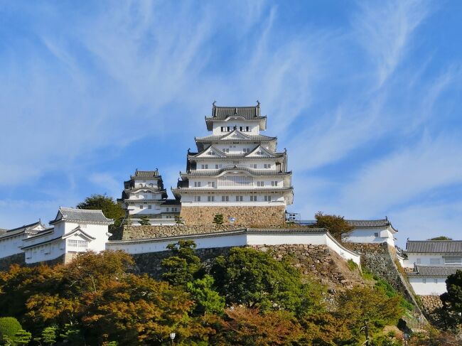 初めて見る姫路城は美しいだけでなく、見所も多い天下の名城でした。<br /><br />ネットからパンフレットを印刷して持ち歩きましたが<br />現地では立ち止まってパンフと照らし合わせて歩く事は難しく、<br />事前に参考にさせて頂いたトラベラーさんの旅行記で覚えている<br />所だけを中心に見学しました。<br />私は多くをはしょりましたが、皆さんとても詳しく記載されています。<br /><br />☆ ちーちゃんさんの旅行記<br />https://4travel.jp/travelogue/11558218<br /><br />https://4travel.jp/travelogue/11560208<br /><br />☆ 実結樹さんの旅行記<br />https://4travel.jp/travelogue/11782211<br /><br />https://4travel.jp/travelogue/11794887<br /><br />その他多くの4トラベラーさんが姫路城の旅行記を投稿されていて、<br />とても参考になりました。 ありがとうございましたm(__)m<br />