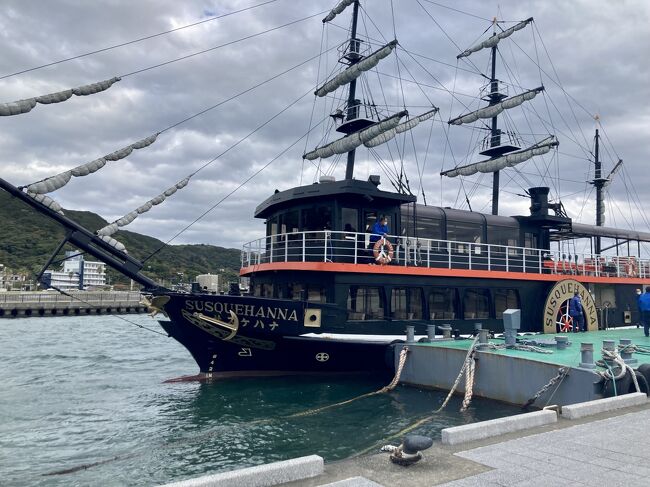 1泊2日、伊豆半島の河津エリア、下田エリアを、一人旅行しました。この旅行記では2日目の、主に下田市内の開国関係歴史スポットを訪問した旅行記になります。<br /><br />11/14(日)の行程です。<br />●エリア【1】・・・下田ビューホテル → 玉泉寺 → ハリス記念館 → ハリスの小径 → 弁天島 → 吉田松陰踏海の企跡 → 吉田松陰像<br />●エリア【2】・・・黒船乗船(下田港内巡り) → 下田ロープウェイ(黒船見張所も) → 下田時計台フロント(昼食) → 〈ここだけタクシー〉 → ペリー艦隊来航記念碑 → 開国記念碑 → ペリーロード → 長楽寺 → 了仙寺(MoBS 黒船ミュージアムも) → 欠乏所跡 → 吉田松陰拘禁之跡 → 下田開国博物館 → 宝福寺(唐人お吉記念館も) → 福泉寺<br />●伊豆急下田駅から帰宅<br /><br />【歴史スポットについて】<br />下田は、ペリー、ハリス、プチャーチン、吉田松陰、唐人お吉、坂本龍馬に至る著名人たちのゆかりの地です。それぞれ簡単に紹介します。<br /><br />★ペリー・・・言わずと知れた、黒船で有名なあのペリーです。日米和親条約を締結し、下田が開国され、1ヶ月半くらいここに滞在しました。<br />★ハリス・・・上記、日米和親条約で開国した日本が、初めてのアメリカ公使として受け入れた人。日米修好通商条約の締結で有名。<br />★プチャーチン・・・ロシアの外交官で、日露和親条約、日露修好通商条約の締結で有名。日本滞在中に大地震(安政の大地震)の影響で船も沈没したため、日本に長期滞在を余儀なくされた。<br />★吉田松陰・・・幕末の教育者、思想家。欧米の文化を吸収しようと、国禁を犯してまで黒船に乗船しようとしたのが、この下田。<br />★唐人お吉・・・上記ハリスに、3日間だけ看護師として仕えた女性。晩年は酒に溺れ、壮絶な身投げをしたことで有名。<br />★坂本龍馬・・・勝海舟と土佐藩主の山内容堂が会談し、龍馬はこの下田で脱藩を許されました。<br /><br />前日の11/13(日)は、河津七滝を中心に、下田街道の南部をバス旅しました。↓<br />https://4travel.jp/travelogue/11791801