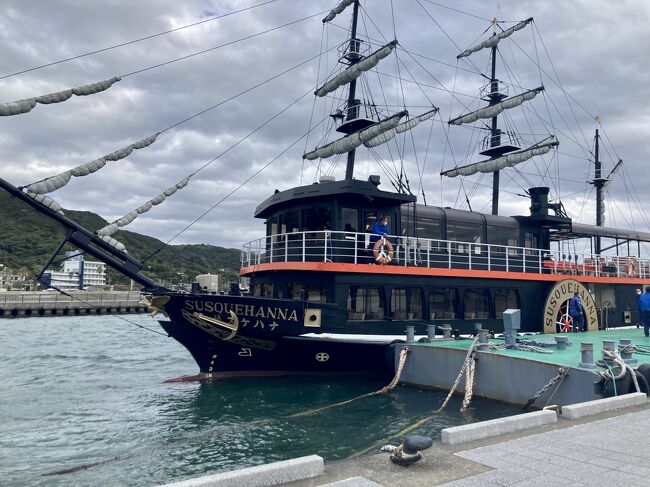 1泊2日、伊豆半島の河津エリア、下田エリアを、一人旅行しました。この旅行記では2日目の、主に下田市内の開国関係歴史スポットを訪問した旅行記になります。<br /><br />11/14（日）の行程です。<br />●エリア【1】･･･下田ビューホテル → 玉泉寺 → ハリス記念館 → ハリスの小径 → 弁天島 → 吉田松陰踏海の企跡 → 吉田松陰像<br />●エリア【2】･･･黒船乗船（下田港内巡り） → 下田ロープウェイ（黒船見張所も） → 下田時計台フロント（昼食） → 〈ここだけタクシー〉 → ペリー艦隊来航記念碑 → 開国記念碑 → ペリーロード → 長楽寺 → 了仙寺（MoBS 黒船ミュージアムも） → 欠乏所跡 → 吉田松陰拘禁之跡 → 下田開国博物館 → 宝福寺（唐人お吉記念館も） → 福泉寺<br />●伊豆急下田駅から帰宅<br /><br />【歴史スポットについて】<br />下田は、ペリー、ハリス、プチャーチン、吉田松陰、唐人お吉、坂本龍馬に至る著名人たちのゆかりの地です。それぞれ簡単に紹介します。<br /><br />★ペリー･･･言わずと知れた、黒船で有名なあのペリーです。日米和親条約を締結し、下田が開国され、1ヶ月半くらいここに滞在しました。<br />★ハリス･･･上記、日米和親条約で開国した日本が、初めてのアメリカ公使として受け入れた人。日米修好通商条約の締結で有名。<br />★プチャーチン･･･ロシアの外交官で、日露和親条約、日露修好通商条約の締結で有名。日本滞在中に大地震（安政の大地震）の影響で船も沈没したため、日本に長期滞在を余儀なくされた。<br />★吉田松陰･･･幕末の教育者、思想家。欧米の文化を吸収しようと、国禁を犯してまで黒船に乗船しようとしたのが、この下田。<br />★唐人お吉･･･上記ハリスに、3日間だけ看護師として仕えた女性。晩年は酒に溺れ、壮絶な身投げをしたことで有名。<br />★坂本龍馬･･･勝海舟と土佐藩主の山内容堂が会談し、龍馬はこの下田で脱藩を許されました。<br /><br />前日の11/13（日）は、河津七滝を中心に、下田街道の南部をバス旅しました。↓<br />https://4travel.jp/travelogue/11791801