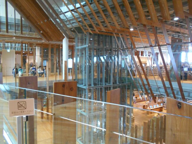 写真は富山市立ガラス美術館の建物内部です。<br />ビル全体の内部空間を利用して設計されたお洒落な<br />建物です。<br />市立というのでこのように立派な美術館とは想像して<br />いませんでした。<br />「ガラスの街」富山に相応しいクリスタルパレス<br />という雰囲気を持っています。<br /><br />雨晴海岸を後にした後、私たちは高岡市の瑞龍寺、<br />更に移動して富山市のガラス美術館を訪れました。<br /><br />瑞龍寺は1663年（寛文三年）に造営された曹洞宗の<br />寺院で平成９年１２月３日、山門、仏殿、法堂が国宝に<br />指定されています。<br /><br />ガラス美術館は平成27年8月に開館されていますが<br />歴史的には「富山の薬売り」に由来があると説明されて<br />いました。<br />薬の周辺産業としてガラスの薬びんの製造が盛んに行われ、<br />戦前は、富山駅を中心に溶解炉をもつガラス工場が10社以上あった<br />といわれています。<br /><br />古い歴史を持つ瑞龍寺の佇まいとガラス美術館のガラスアート<br />のコントラストを楽しむことが出来ました。