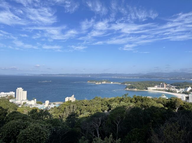 8月の終わりに夫から珍しく旅の提案が(゚ω゚)!<br /><br />今年は11月にまとまった休みが取れるから高野山と熊野大社に行きたいと、、<br /><br />高野山?!<br />相変わらず渋いなぁ~と思いつつも早速調査開始☆<br /><br />個人的には、長期休暇なら海外行きたいけど、まだちょっと抵抗感があるので我慢です。<br /><br />とりあえず、アクセスとしては関空からレンタカーが良さそうだし、和歌山ならアドベンチャーワールドも行けるじゃない(^∇^)<br /><br />関空も南紀白浜空港も初めてだし、両方使うプランで決定♪♪<br /><br />しかし!<br />なんとまさかの鳥インフルエンザが発生し、アドベンチャーワールドが休園 Σ(゚д゚lll)!!<br /><br />チーターの赤ちゃんとパンダに会えるのを楽しみにしてたのでショックでしたが、温泉と散策を満喫した健脚旅を振り返ります。。