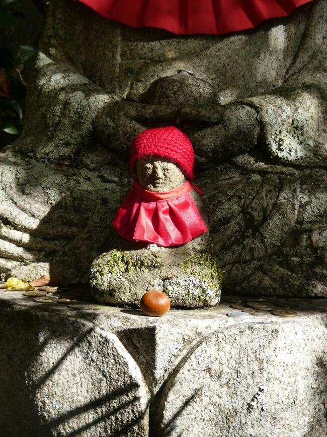 11月の週末、広島市西区の三滝観音と東区の二葉山に行って秋の風景を味わってきました（別々の日の訪問です）。<br />二葉山は散歩というよりミニハイキング、三滝観音も権現堂の後ろの丘まで登るとプチプチハイキングという感じ。自分としてはよい運動になったし、瀬戸内海をバックにした広島市街を見渡せたことが印象に残り、旅行記にしてみました。<br />よろしければご覧下さい。<br />