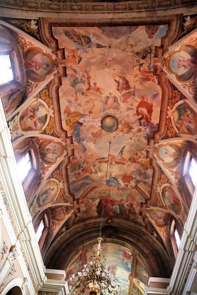 プレシェルノウ広場に面した場所にあり、三本橋の正面にある聖フランシスコ会教会を訪れました。<br />内部はイタリアの影響を受けた様式で内部の絵画、装飾品には目を見張るものがあります。<br />