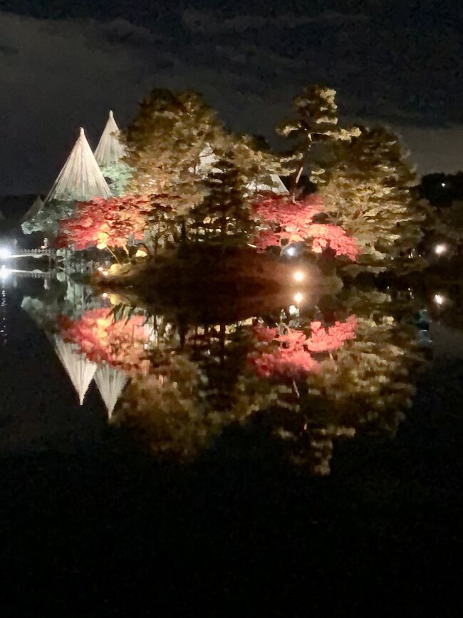 夫が行ったことが無い能登半島へ誕生日旅行。<br />グルメ、海岸風景、紅葉も楽しめました。運転疲れましたが(笑)<br /><br />２日目夜、金沢城と兼六園のライトアップを見に行きました。幻想的で素敵でした。<br /><br />18：00ごろから19：30ごろまで見学、お腹がすきました。<br />食べると歩けなくなるからとの夫の持論。(朝食たっぷり食べていた)お昼に塩むすびだよ、お寿司食べれなかったんだよ。あやうくコンビニ弁当になりそうでした。