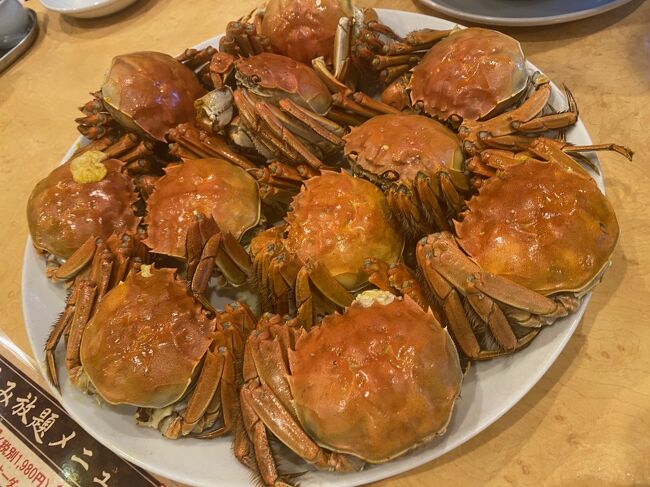 食通のいつのんさんが「上海蟹でも食べまっか」と毎年この時期にオフ会を開催してくれてたのですが、この２年はコロナで中止でした。<br />でもこの所、感染者が落ち着いてた事もあり、そろそろ・・・と嬉しい提案を頂き３年振りにフォートラメンバーとお会いする事が出来て楽しいひと時を過ごしてきました。<br /><br />食事会の翌日から沖縄を予定してたので、ならば・・・と前泊して沖縄に行ってきました。<br />と言うのも夫が航空会社のステイタスを達成してるので私はダイヤでも平でも関係ないのですが、あと少しで達成しそうなので沖縄に行く事になったのです。<br />沖縄のホテルは夫のお気に入りのハイアットリージェンシーです。<br />予約したのは９月頃だったのですがその後旅行支援が始まりとても安く泊まれました。<br />夫のお気に入りポイントはラウンジのカクテルタイムですが、私は朝食がとても気に入りました。<br />最近はビュッフェは面倒で全く興味なくむしろ嫌だったのですが、とても美味しそうに沢山並ぶビュッフェに心躍る感情を久しぶりに味わえて嬉しかったです・笑