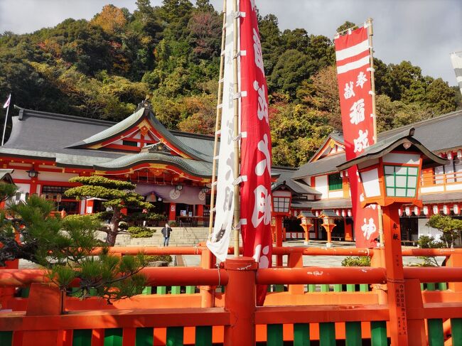 コロナ禍、海外に行けないので、日本の名所を数多く訪問しました。<br />今まで、行きたくて行けなかった、津和野、そこには<br />日本人の心を魅了する風景がありました。<br />そして、今まで錦帯橋しか行ったことが無かった山口県、<br />改めていろいろ回ってみると、絶景の宝庫でした。<br />特に稲荷神社は、こんなに朱色が鮮やかな鳥居は<br />東日本ではあまり見ないなと思いました。<br />海の景色とコラボして、本当に素晴らしい景色を<br />たくさん見せてくれた山口県でした。<br />フグをこの旅行中に何度も頂きました。<br />新鮮なフグは、海に囲まれた山口県の特権?だなと<br />感じました。<br /><br />11月13日 山口空港<br /> 瑠璃光寺 五重塔<br /> 香山公園<br /> 湯田温泉 ホテルニュータナカ<br />11月14日 井上公園 <br /> 太鼓谷稲荷神社 <br /> 津和野 永明寺 森鴎外の墓<br /> 萩 松陰神社<br /> 伊藤博文旧宅 <br /> 萩 指月城公園<br /> 萩温泉 リゾートホテル美萩<br /><br />ここまでの旅行記です。