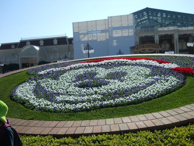 3日目は、ランドにインパしました。<br /><br />エントリーは、 ミッキーのマジカルミュージックワールドが当たりました。<br />バズ、ホーンテッドマンション、スモワ、マークトウエイン号、ベイマックスなど混雑していてもそれなりにアトラクションにのりました。<br /><br />子供たちは、ランド、シー両方パスポートを購入してインパしました。<br />11日の今日こそビリーヴの公演初日で、セレモニーもあるそうなのでシーに行きたかったそうです。<br /><br />私は、混雑するだろうと思い今日も部屋から鑑賞しました。<br />ミッキー広場など下を見ると、ビックリするほど沢山の人がいました。<br />(あの中には恐ろしくては入れません)<br />大勢のキャストさんが等間隔に立って、ライトを振って誘導されていました。<br /><br />MISIAのスペシャルグリーティングも良く見えました。<br /><br />今日の部屋はアラビア側で、ハーバービューでも3泊とも違った景観で良かったです。<br />コネクティングルームにもしてもらえて、2人ずつ広々と使えました。