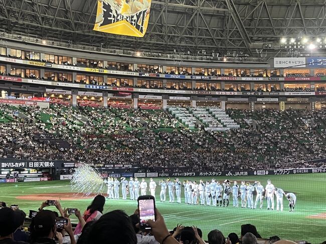 9月のある日、テレビでプロ野球を観ていた長男が「生でホークスの試合を観たい。」と言い出した。<br />福岡にもソフトバンクにもご縁がない我が家なのに、長男はなぜかホークスファン。<br />(地元にもプロ野球の球団があるのにねぇ。)<br />ネットでホークスの試合予定を調べたら、ちょうど長男の文化祭の振替休日の2日間は、福岡で試合があることが分かった。奇跡。<br />よし、福岡行こう。<br />一人で行くのが不安だというなら、私(母)がついて行こう。<br /><br />振替休日の2日前だったけど、行こうとなったら即行動でサッサと決めていく私。<br />すぐにANAのサイトで福岡行きの特典航空券をゲット。<br />しかも帰りは一度乗ってみたかったスターフライヤーで。(フライトは母の好みで決めちゃいます。)<br />父(オット)が「俺のアップグレードポイント使っていいよ。」と言ってくれたので、行きはプレミアムクラスにアップグレードさせてもらいました。いつもありがとう(^ ^)<br />次にスマホにアプリ「タカチケット」を入れて野球のチケットをゲット。<br />アプリでどの席がいいか選びながら買えるって、いい時代ですね~。<br />ちょっとお値段が高いA席(1塁側)にしてみました。ベンチの近くで選手の様子もよく見えるかな~。<br />ホテルはエクスペディアや楽天やじゃらんを見比べて、ペイペイドームのすぐ近くの「ザ・レジデンシャルスイート・福岡」に決定。<br />野球観戦は帰りが遅くなることが多いので、球場近くのホテルが絶対いいです。<br />(ちなみにペイペイドームに一番近いホテルはヒルトンですね。・・・高くて泊まれないわっ!)<br /><br />あっという間に1泊の野球観戦ツアーが決定し、催行されたのでした。<br />長男は街をブラブラ歩いたり観光するのは好きでないので、野球観戦とラーメンと、あと、せっかくなので太宰府天満宮のみの旅程です。<br /><br />旅からはずいぶん時間が経ちましたが、自分の記録のためにまとめました。