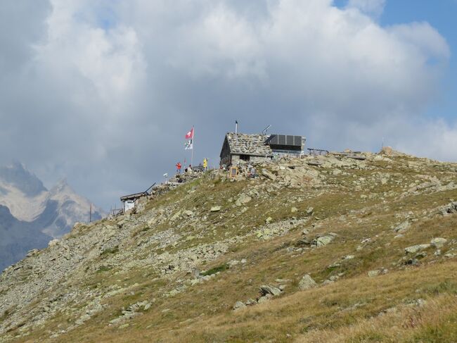 旅行9日目。(ハイキング7日目。)　ポントレジーナ(Pontresina)からリフトでアルプ・ラングアルト(Alp Languard)まで登り、ハイキングを開始。セガンティーニ・ヒュッテ(Segantinihütte / Chamanna Segantini)まで登り、その後ムライユ湖(Lej Muragl)経由でムオタス・ムライユ(Muottas Muragl)までのハイキング。<br />本日のハイキングコースの３D軌跡(GPSデータを3Dマップ上の走行軌跡動画にしたもの)のリンクは<br />https://www.relive.cc/view/vMq5jEoY7Qv<br />(動画のすぐ右下の｢使用したルートを見る &gt;｣をクリックすると、角度や視点を変えてコース周辺を見ることができる。)