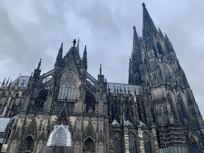 フランクフルトへの出張から戻り少し仕事をして予定通りにケルンへの観光旅行に出発。ルフトハンザ航空はロンドンからはフランクフルトとミューヘンを除いてすべて子会社のLCCのユーロウィングの運航になりました。ケルンはノルトライ＝ヴェストファーレン州の州都でドイツでは4番目の大都市。ライン川を両岸にまたぎ都市が広がっている。1945年に第二次世界大戦によって9割がたの建造物が破壊されて見事に復興した町です。ケルンは旧西ドイツの首都のボンとヨーロッパの日本企業の中心のドッセルドルフの2都市とつながっているルール工業地帯の町でもあります。1992年にフランクフルトから日帰りで訪れたけど、ほとんど何も覚えていないかったので再来して本当に良かったです。素晴らしい街並みを満喫しました。