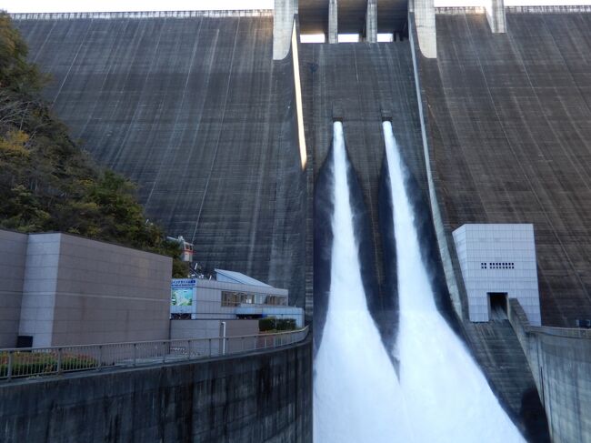 宮ケ瀬ダムの放水が平日の水曜日に行われていたので、今回は神奈中バス一日フリー乗車券を一人分ずつ利用して、宮ケ瀬湖を一回りした。<br />見るべきものは、1番がダムの放水、2ばんがインクライン（ダム建設の際に使用されたダムの上下を結ぶケーブルカー）の乗車、3番が紅葉だ